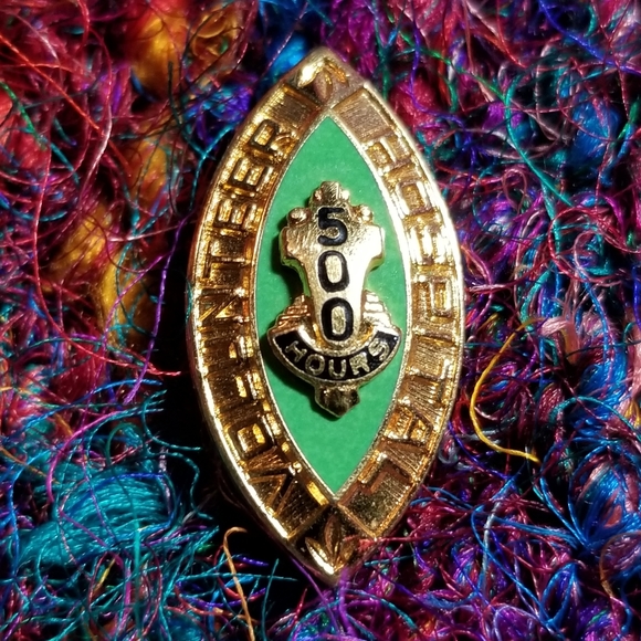 Vintage Jewelry - Vintage Hospital Volunteer 500 Hours pin gold tone brooch green enamel